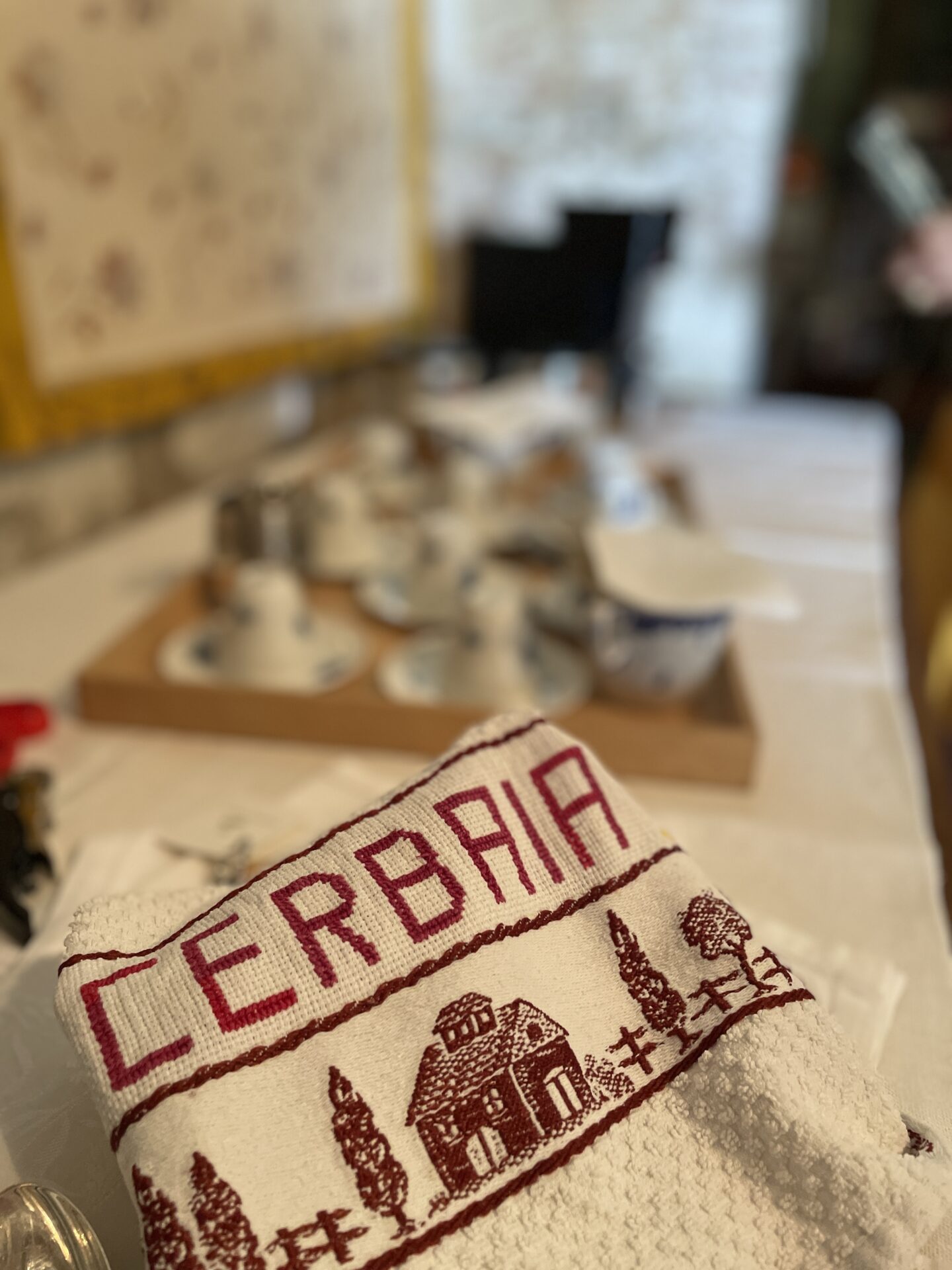Piece of embroidery with CEDRBAIA in red on a canva