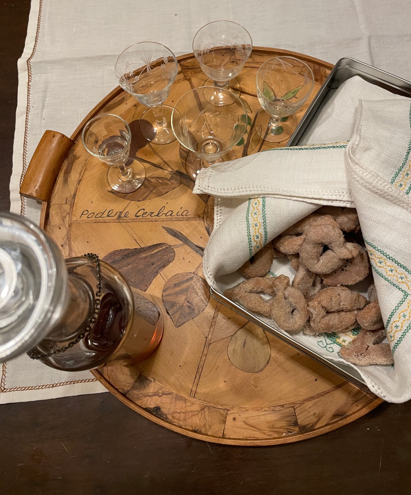 Biscotti su un vassio con bicchieri a lato