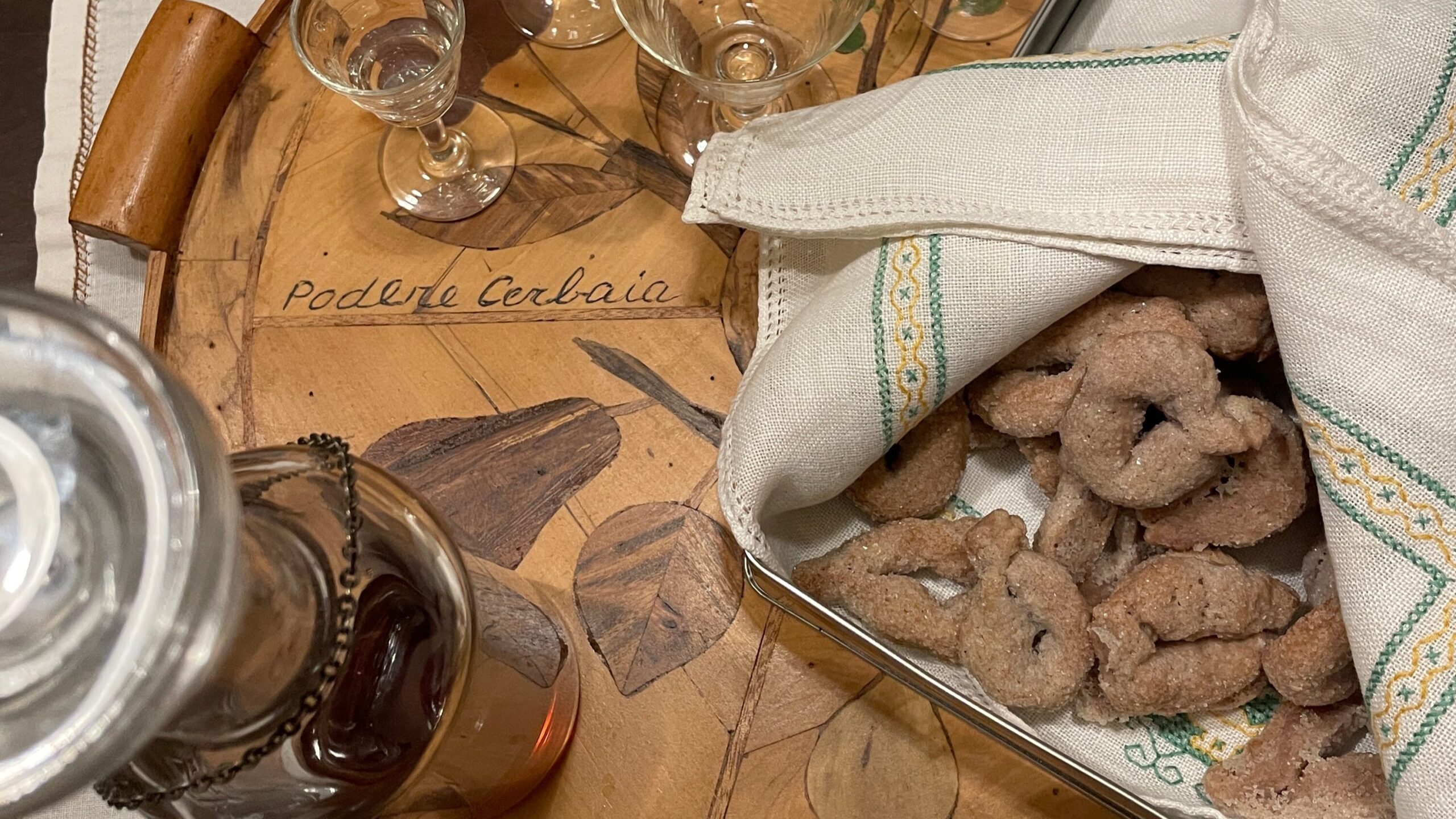 Biscotti su un vassio con bicchieri a lato